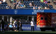 开云官网:Sounders GK Stefan Frei在救护车上与机组人员对抗